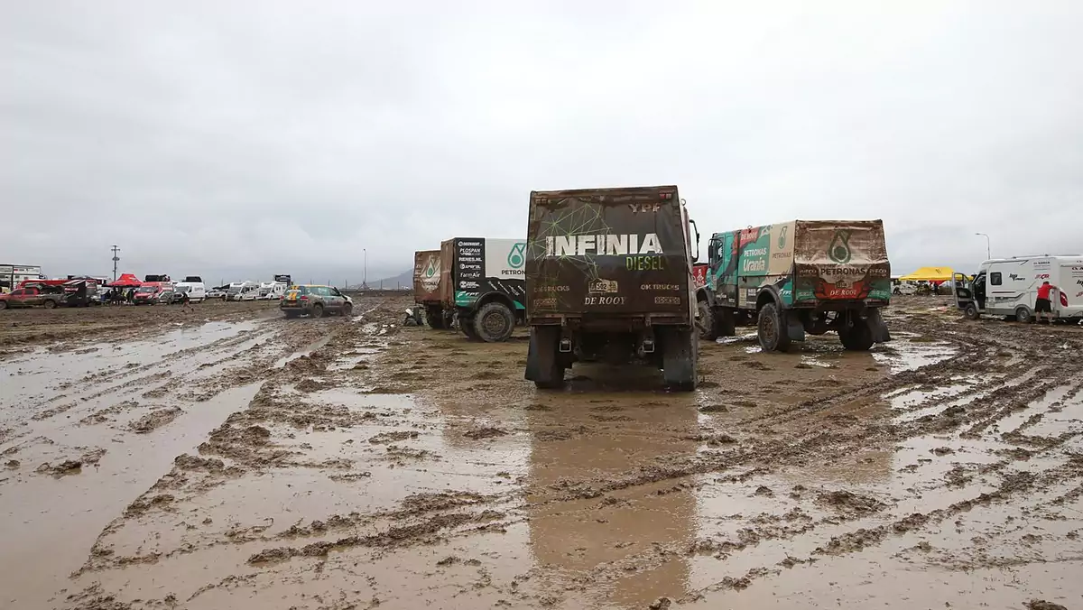 Rallye Dakar 2017 - tak wyglądał biwak po ulewnym deszczu