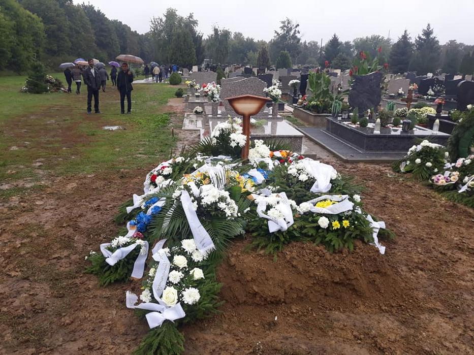 Ricsit csütörtökön kísérték utolsó útjára a helyi temetőben. A szertartást több tucat ember hallgatta végig./ Fotó: Facebook
