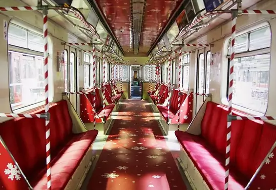 Warszawskie metro na Święta jak bajka! Udekorowane wagony nie do poznania