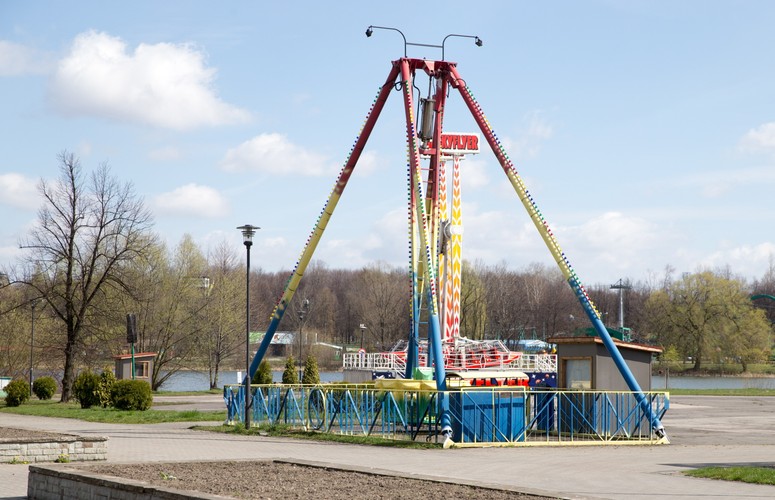 'Po miesiącach negocjacji rada dyrektorów TMR osiągnęła ostateczne porozumienie z polską spółką WPKiW S.A., właścicielem Śląskiego Wesołego Miasteczka koło Chorzowa, w sprawie strategicznej inwestycji TMR w projekt modernizacji obiektu i 14 kwietnia 2015 r. podpisała wiążącą umowę z zarządem WPKiW S.A., należącej do samorządu województwa śląskiego. TMR wejdzie do spółki SPV, która będzie właścicielem i operatorem wesołego miasteczka. TMR nabywa 75% udziałów w SPV za całkowitą kwotę 30 mln zł i kontrolę zarządczą' - czytamy w komunikacie. <br><br> fot. (ag/mr) PAP/Andrzej Grygiel