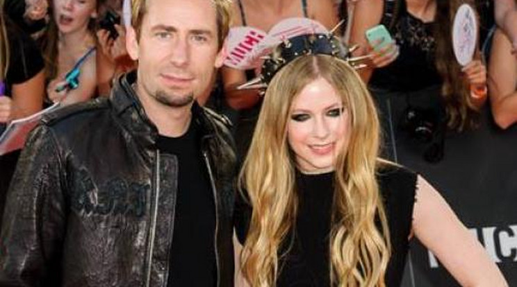 Vége! Avril Lavigne két év után elválik a Nickelback frontemberétől