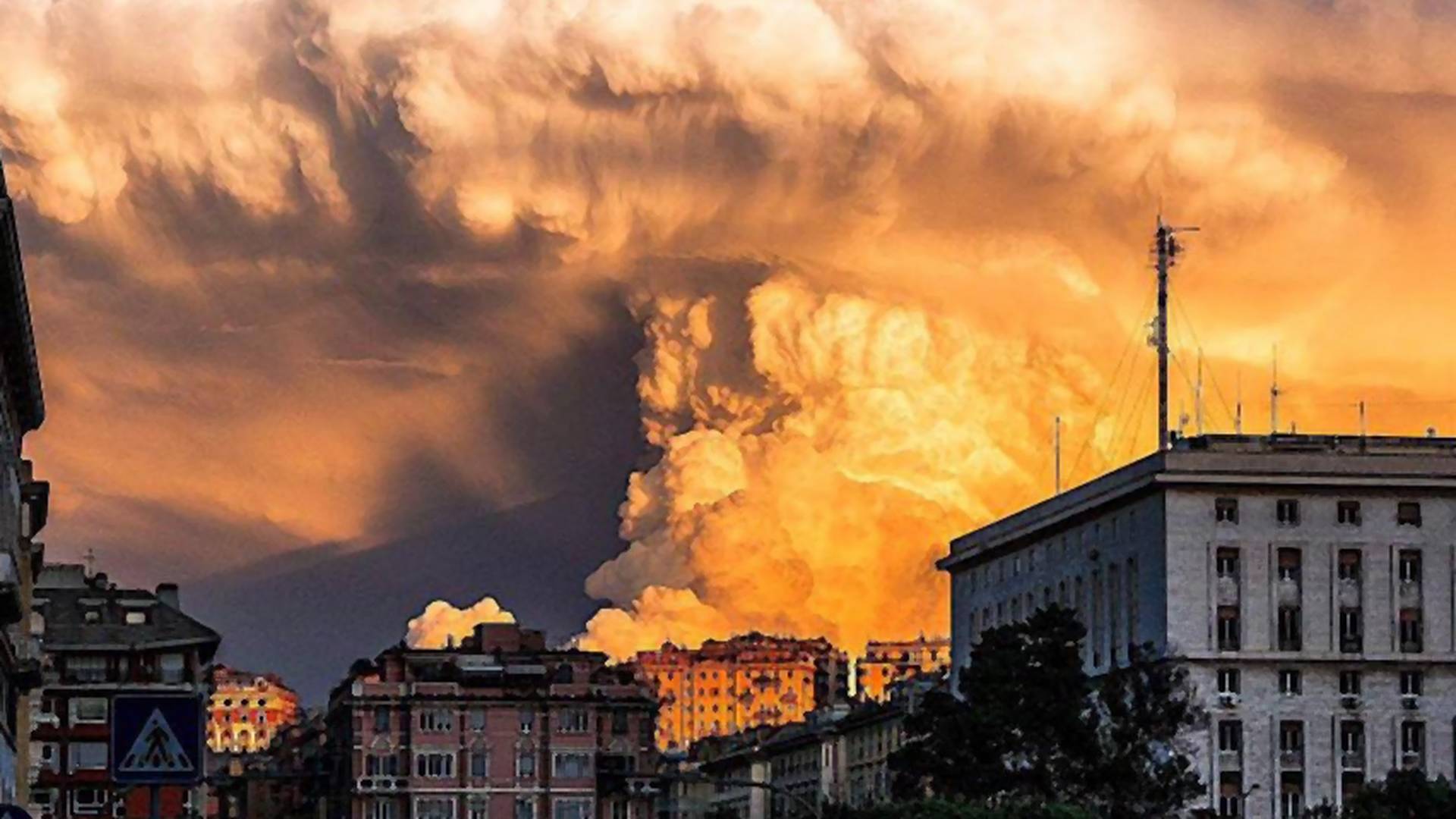 Fascynująca chmura na niebie podczas zachodu we Włoszech. Aż ciężko uwierzyć w te zdjęcia