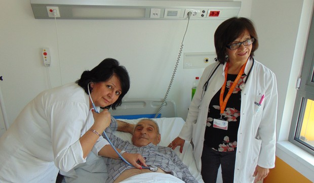 NIŠ Dr Teodora Stanojlovic levo i dr Milena Radosavljevic desno sa pacijentom Alesandrom Rajkovicem iz Aleksinca foto Branko Janackovic