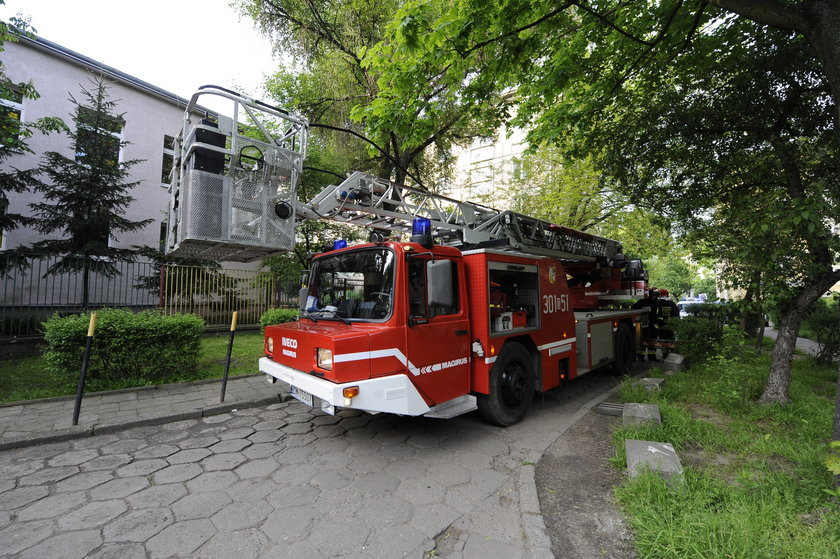 Wóz strażacki przed przedszkolem przy ul. Pawłowa