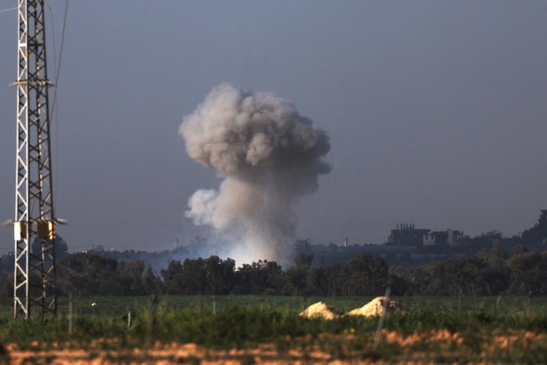 Kłęby dymu w pobliżu Chan Junus w południowej części Strefy Gazy, 21 stycznia 2024 r.