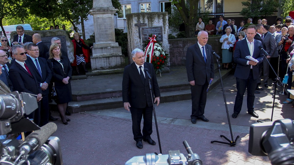 Prezes PiS Jarosław Kaczyński przedstawił w Radomiu 21 postulatów i zadań do spełnienia, by Polska była "lepsza i sprawiedliwsza". Wśród nich pojawiły się m.in. potrzebę utworzenia narodowego programu zatrudnienia, czy odejście od reformy emerytalnej. Jak przekonywał Kaczyński, "potrzebna jest rozmowa".