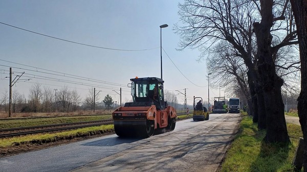 Prace przy wymianie nawierzchni trwają obecnie na ul Mościckiego na Brochowie. To jeszcze realizacja z minionej edycji tego programu