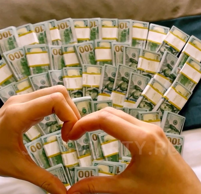 Maloletnice mame u Dubai slikama luksuza