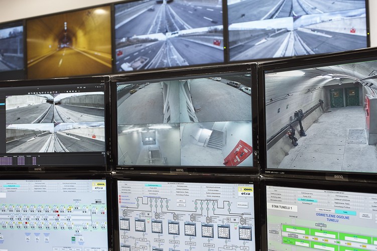 Tunel (będący częścią Trasy Słowackiego łączącej port lotniczy z portem morskim) o długości całkowitej 1,4 km przebiega pod Martwą Wisłą na głębokości w swym najniższym miejscu prawie 35 m. Ma dwie nitki a każda z nich - po dwa pasy ruchu. Wykonano go metodą drążoną, za pomocą niemieckiej maszyny wiercącej TBM (Tunnel Boring Machine).
<br>Na zdjęciu: Tunel pod Martwą Wisłą w Gdańsku - centrum sterowania tunelu  
<br>bls/ pz/
<br><br>fot.  (mr) PAP/Dominik Kulaszewicz