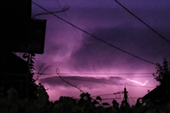 (FOTO) DVE ŽRTVE ŽESTOKOG UDARA GROMA! Strašna oluja opustošila i Bijelo Polje, meštani prestravljeni: "Ne pamtimo ovakvo nevreme"
