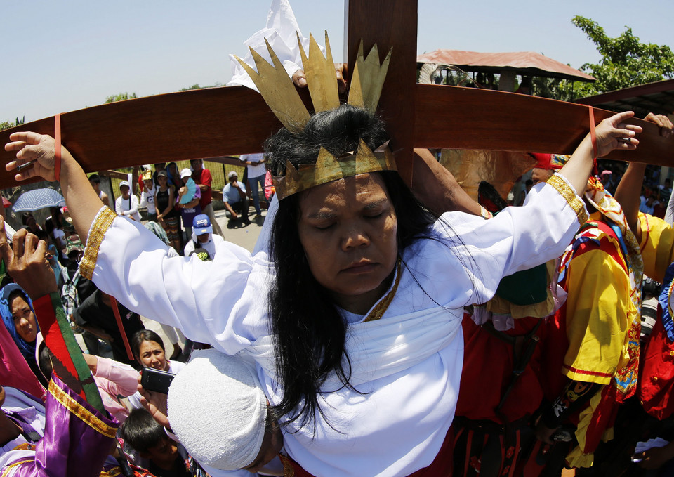 PHILIPPINES GOOD FRIDAY (A Filipino female penitent is nailed to a cross in Paombong town.)