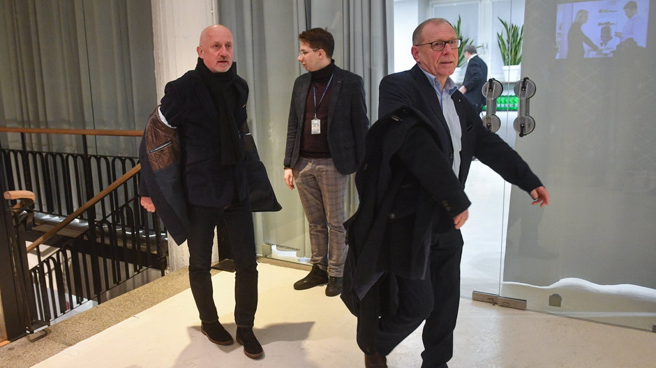 Posłowie Sławomir Neumann i Waldy Dzikowski w drodze na posiedzenie klubu parlamentarnego Koalicji Obywatelskiej, 6 lutego 2023 r.