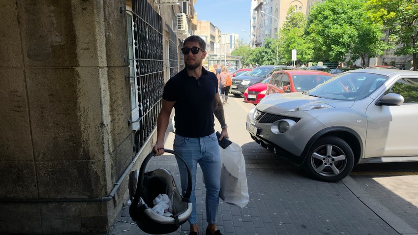 Joca Stefanović stigao po sina i ženu u porodilište