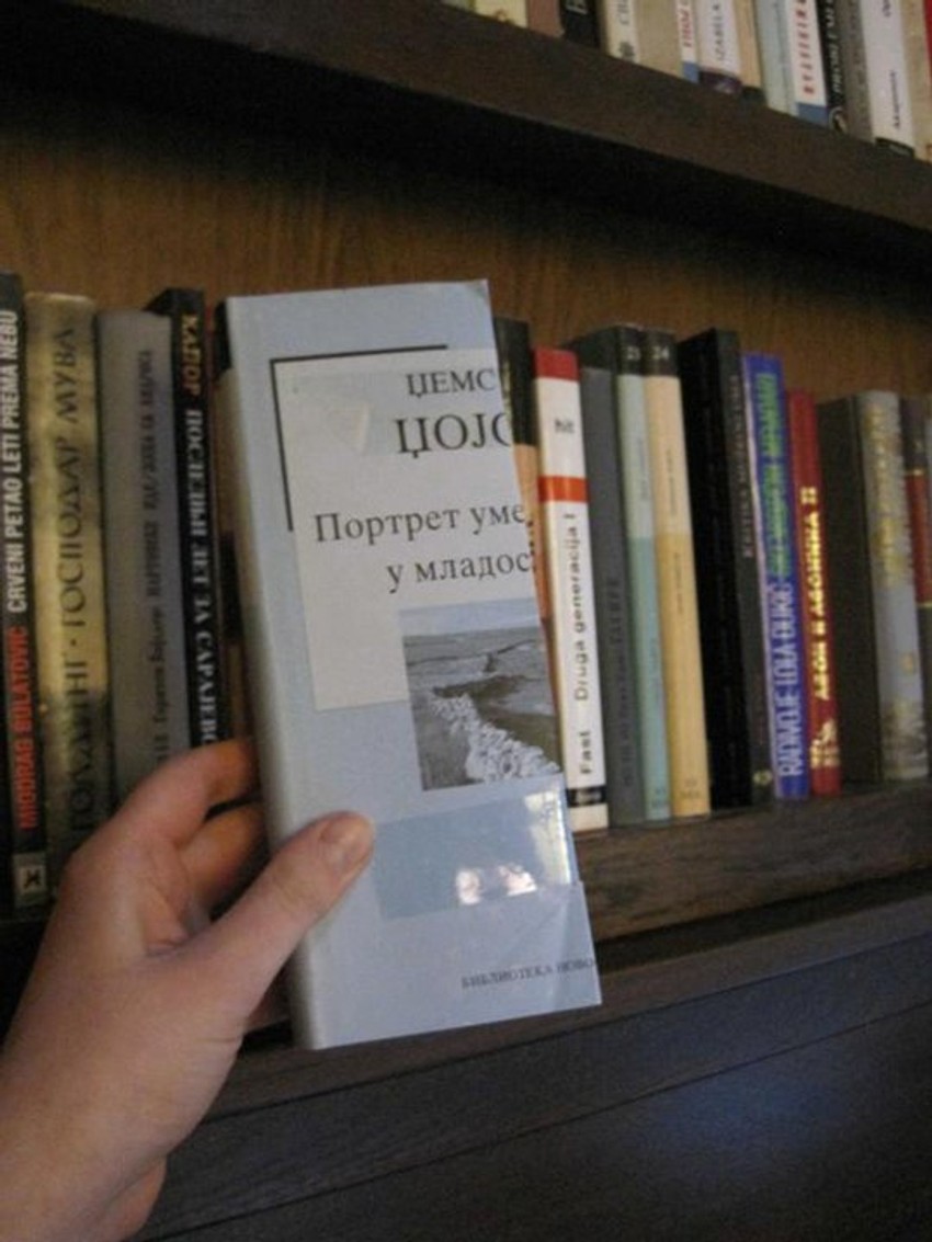 Pretesterisane knjige služe kao ukras u jednom umetničkom kafiću