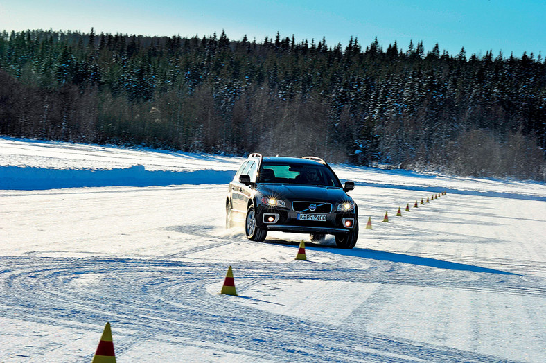 Test opon zimowych w rozmiarze 215/65 R 16: sprawdziliśmy, które zatańczą na lodzie