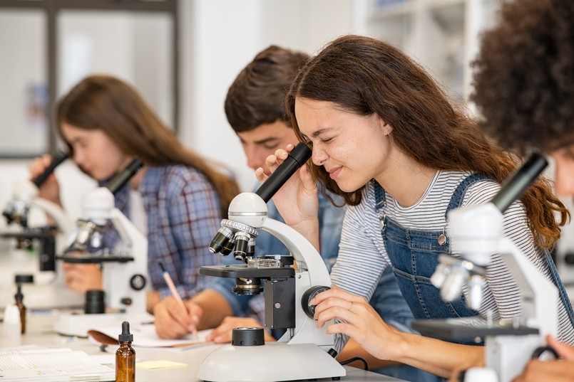 biologia przyroda quiz lekcje biologii przyrody uczniowie uczeń uczennica Group,Of,College,Students,Performing,Experiment,Using,Microscope,In,Science