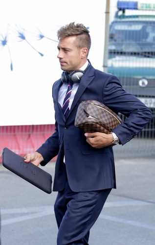 Elegancja Francja. Kadrowicze Nawałki 'pod krawatem' polecieli na ME