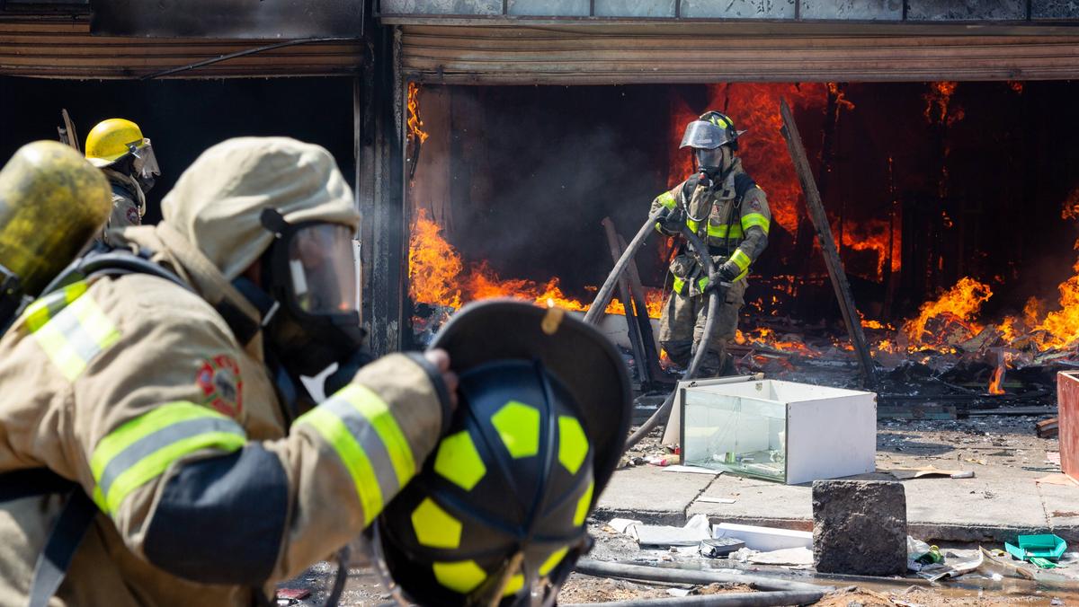 Strażacy gaszą podpalony budynek w wyniku ksenofobicznych protestów