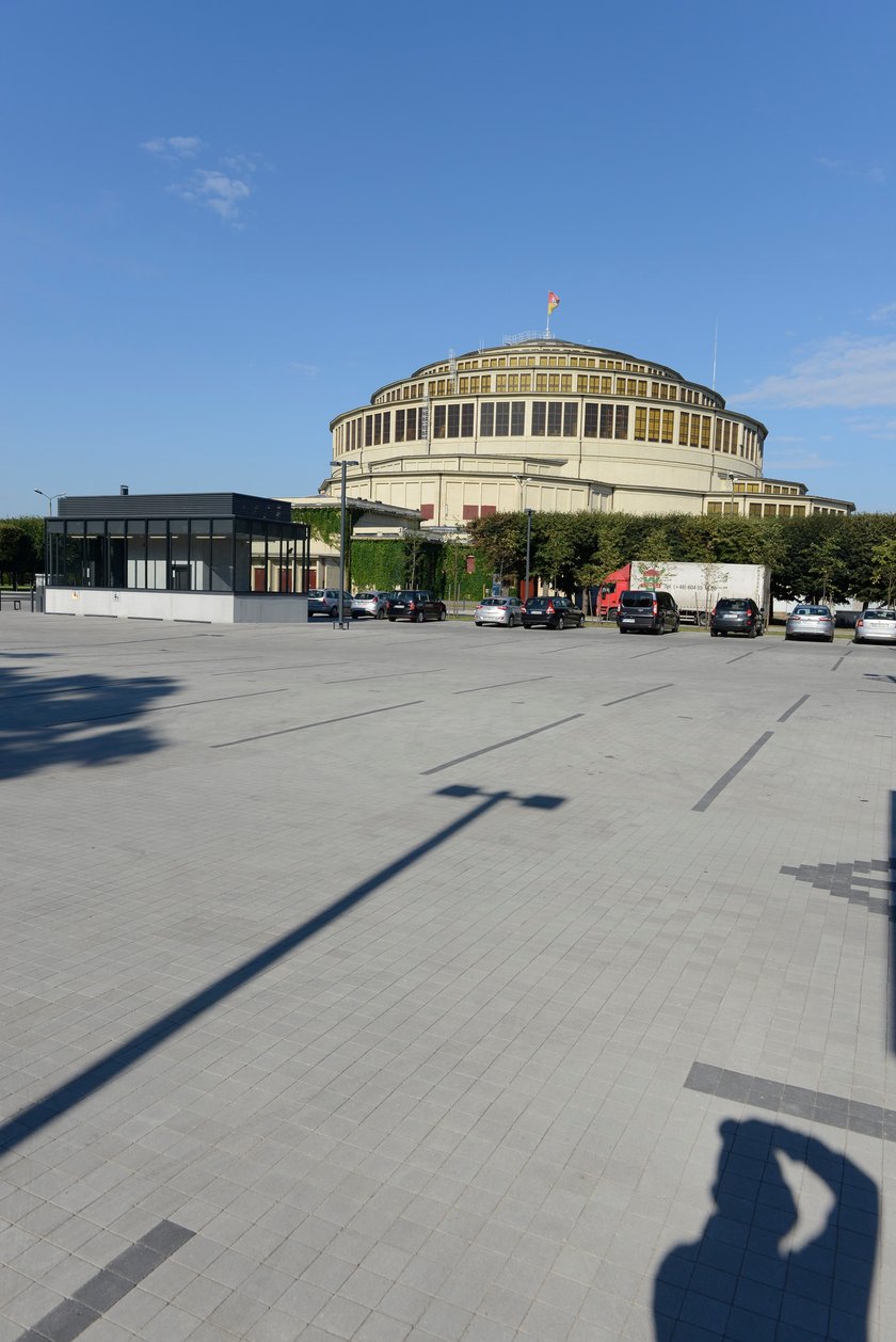 Parking przy Hali Stulecia we Wrocławiu