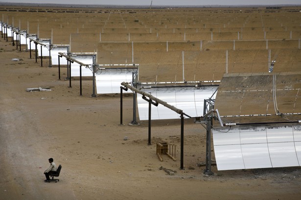 Pracownik ochrony pilnuje elektrowni termo-solarnej Godawari w pobliżu miejscowości Nokh w Indiach. Należąca do koncernu Godawari Power & Ispat i działająca od czerwca tego roku elektrownia jest największym tego typu kompleksem w Azji. Indie coraz mocniej inwestują w energię odnawialną, ponieważ ceny energii słonecznej są tu niemal o połowę niższe od globalnej średniej. Fot. Kuni Takahashi, Bloomberg's Best Photos 2013.