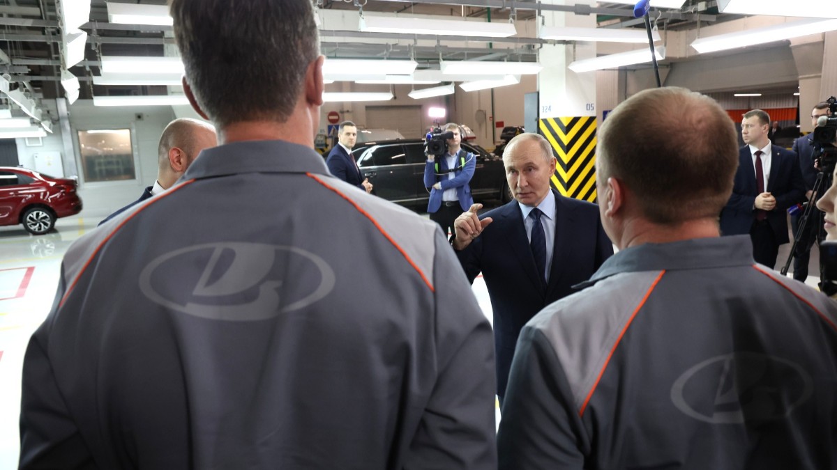 Cât câștigă angajații de la uzinele Lada. Cel mai mare producător auto rus le oferă muncitorilor bonusuri dacă îndeplinesc planul de producție