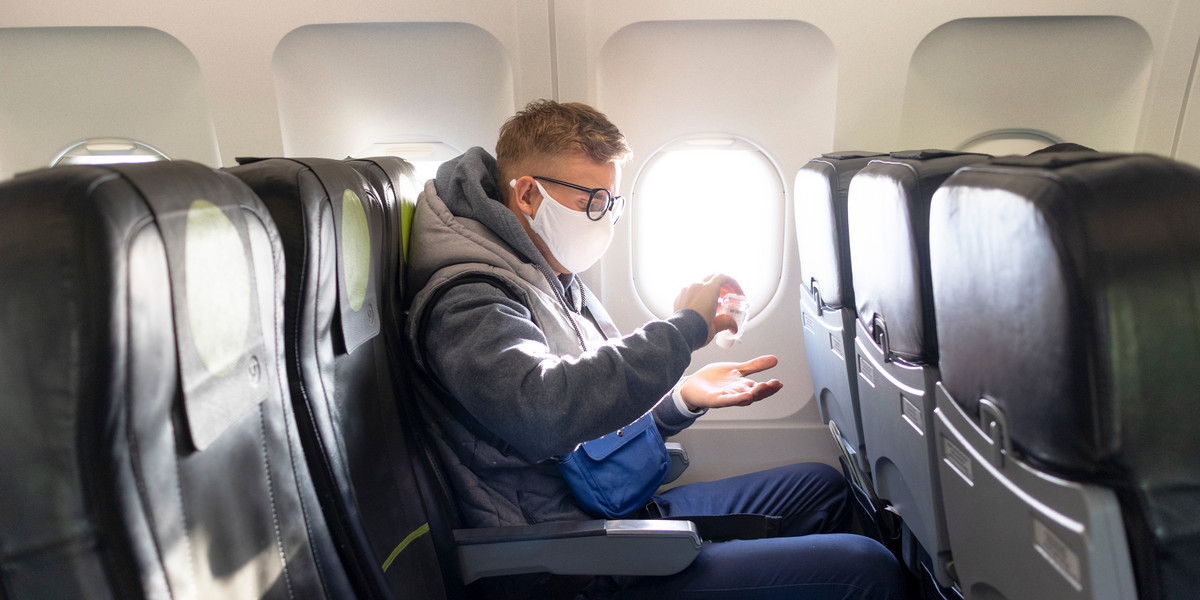Branża lotnicza przekonuje pasażerów, że powietrze na pokładzie samolotu jest bezpieczne. Zachęca też do tego, aby podróżni przestrzegali nakazu zakrywania ust i nosa, na przykład maseczką, dla jeszcze większej ochrony przez COVID-19.