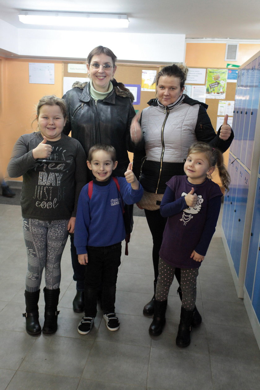 Justyna Bankowska (27 l.), mama Natalii (6 l.) i Klaudii (9 l.) oraz Sandra Ludwikowska (37 l.) z synem Bartkiem (5 l.)