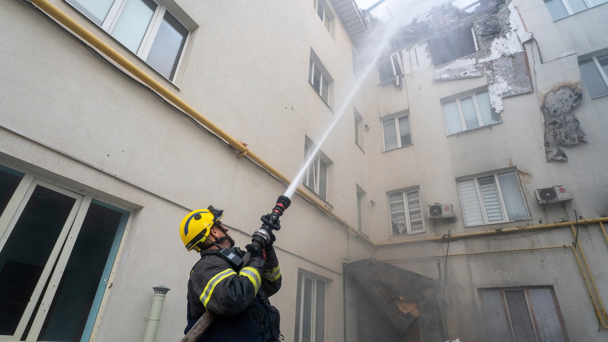 Hasič zasahuje po raketovom útoku ruskej armády, ktorý zasiahol obytnú budovu v ukrajinskom meste Charkov, 18. augusta 2025.