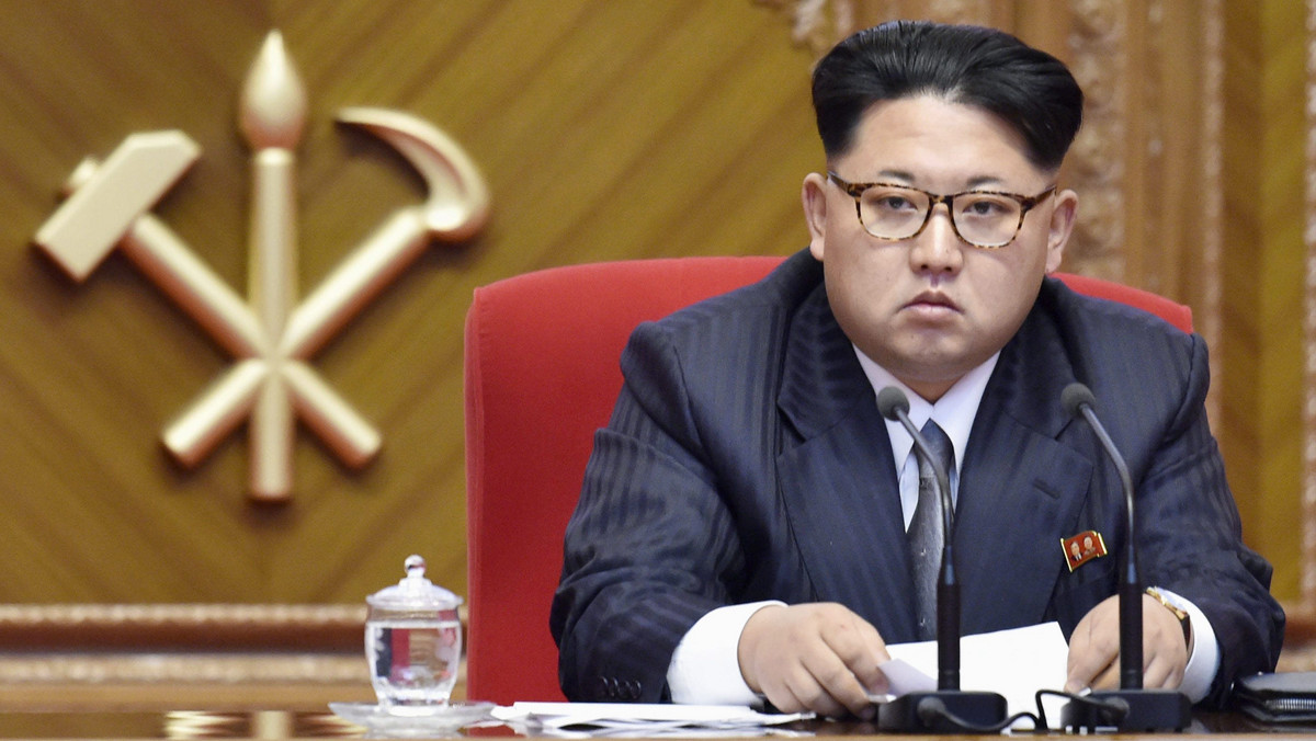 W Chinach mężczyzna grożący Ameryce bronią jądrową często bywa wyśmiewany jako pucułowaty smarkacz. W USA pewien senator niedawno nazwał go "tym szalonym grubym dzieciakiem". Zaś prezydent Donald Trump powiedział raz o nim "totalny wariat". Jednak wygląda na to, że obiekt tych wszystkich pogardliwych komentarzy, 33-letni lider Korei Północnej, zbyt długo był przez świat niedoceniany.
