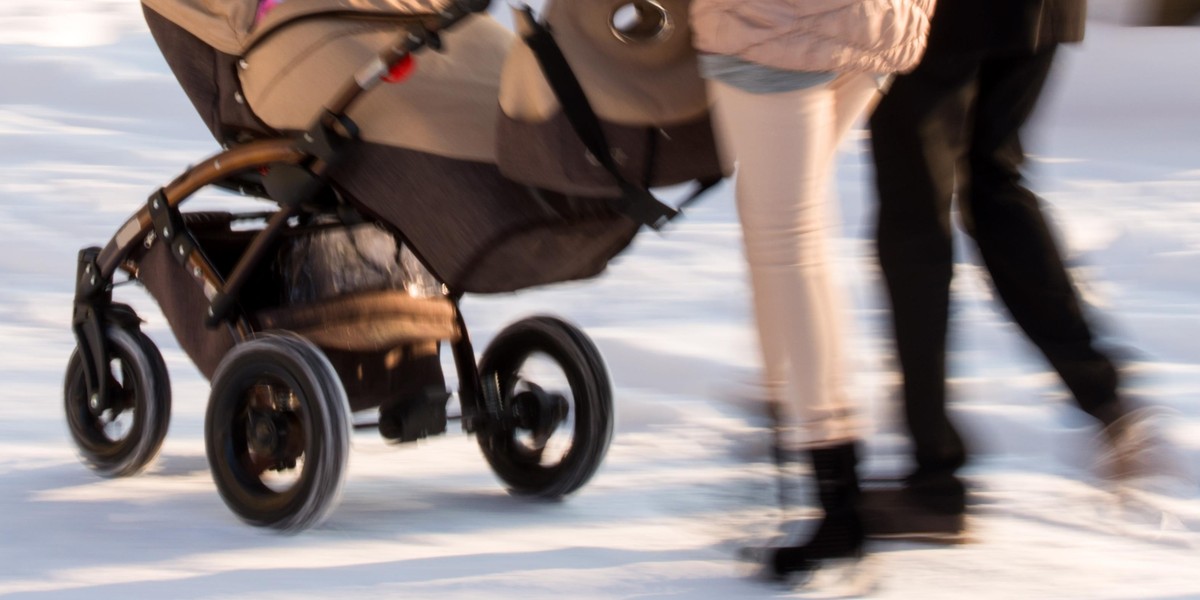 Groźny wypadek we Wrocławiu. Auto wjechało w wózek z dzieckiem