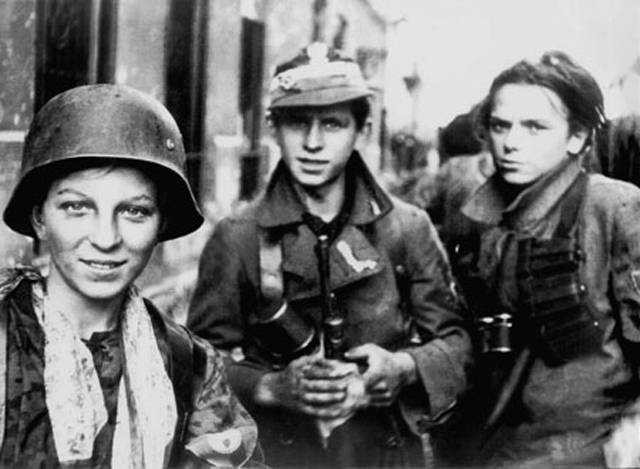 Powstańcy warszawscy w czasie walk 1944 roku