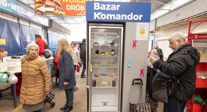Lodówki społeczne stoją już na targowisku przy ul. Niedźwiedziej, na Ryneczku Jemiołowa i na Bazarze Komandor (na zdjęciu). Kolejna pojawi się w sobotę przy ul. Ptasiej.