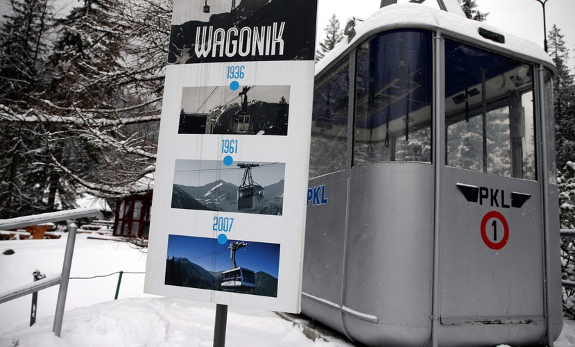 Stary wagon kolei linowej na Kasprowy Wierch stojący na terenie dolnej stacji w Kuźnicach w Zakopanem