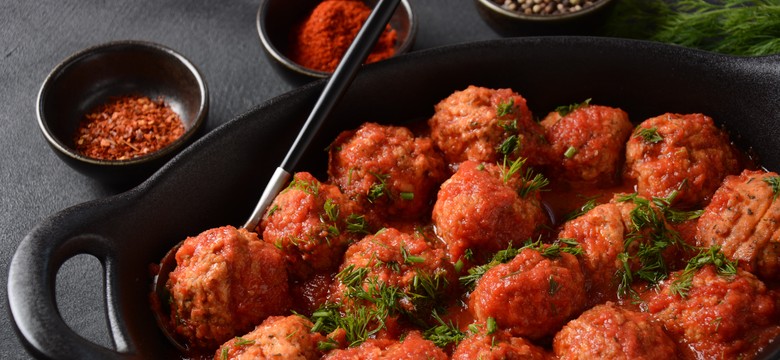 Pyszny obiad na piątek. Podajemy przepis, Ty gotujesz. Klopsy z dorsza w pomidorach