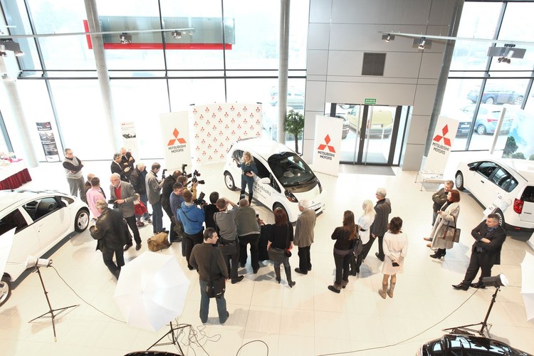 Pomimo to postanowiła pozostać w Stanach, gdzie zaczęła pracować jako aktorka i fotomodelka