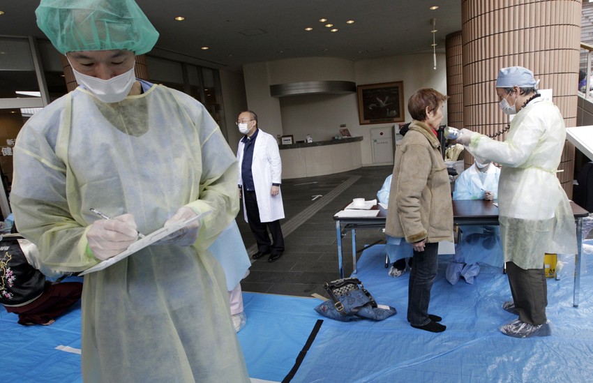 Medicinski radnici pregledaju stanovništvo zbog opasnosti od radijacije Najvažnije: Vanredni sastanak G20 Zbog havarija situacija i dalje kritična Tojota pokreće proizvodnju Radnici se vratili u Fukušimu Novi bilans: Blizu 13.000 mrtvih Novi zemljotres jačine 6.0 Rihterove skale Radnici napustili nuklearku Novi požar u reaktoru u Fukušimi   Jučerašnji blog "Iz minuta u minut" o događajima u Japanu možete videti ovde. Pogledajte fotografije katastrofalnih posledica zemljotresa i cunamija Operatori u Srbiji aktivirali SMS broj za pomoć Japanu Građani Srbije već šalju pomoć narodu Japana Mehanizam topljenja jezgra nuklearnog reaktora (Interaktivna grafika) Za obnovu Japana biće potrebne godine i na stotine milijardi dolara Kako je cunami promenio organizovanu i vrednu naciju na svetu Japanka u kesi donela novac i poklonila ga nastradalima Venecuela suspendovala nuklearni program 22:41 Bazeni u reaktorima 3 i 4 ključaju IAEA je izrazila večeras zabrinutost za stanje rezervoara za iskorišteno nuklearno gorivo u reaktoru broj tri oštećene elektrane Fukušima Daiči. U izveštajima se navodi da bazeni u reaktorima 3 i 4 ključaju i da je moguće i da u bazenu reaktora 4 više uopšte nema vode. Ukoliko iskorištene gorive šipke ne budu ohlađene, mogle bi da emituju veliku količinu radijacije.