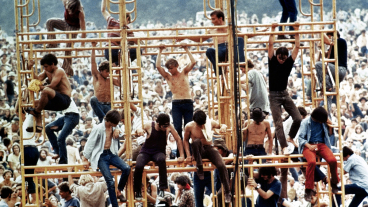 Wcale nie odbył się w miejscowości, która dała mu swoje imię, 95 proc. jego publiczności stanowili biali, a z wydarzenia biletowanego spontanicznie stał się darmowym. Pochłonął życie kilku osób, w tym jednej przejechanej przez traktor, stał się ikoną pokolenia dzieci-kwiatów, jednocześnie zwiastując jego rychły koniec. Po pięciu dekadach Festiwal w Woodstock nadal rozbudza naszą wyobraźnię, choć do dziś nie wiemy o nim wszystkiego.