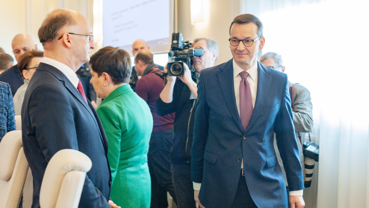 Piotr Wawrzyk i Mateusz Morawiecki na posiedzeniu rządu