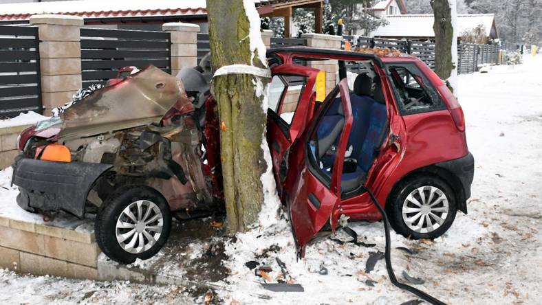 Pod wpływem alkoholu i bez prawa jazdy spowodowała wypadek