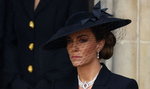 Wymowny gest księżnej Kate na pogrzebie królowej. Jej sukienka i biżuteria nie były przypadkowe. Co się za tym kryje?