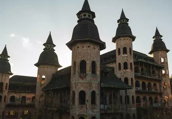 "Polski Hogwart" zostanie ukończony. Samowola budowlana przyciąga turystów z całego świata