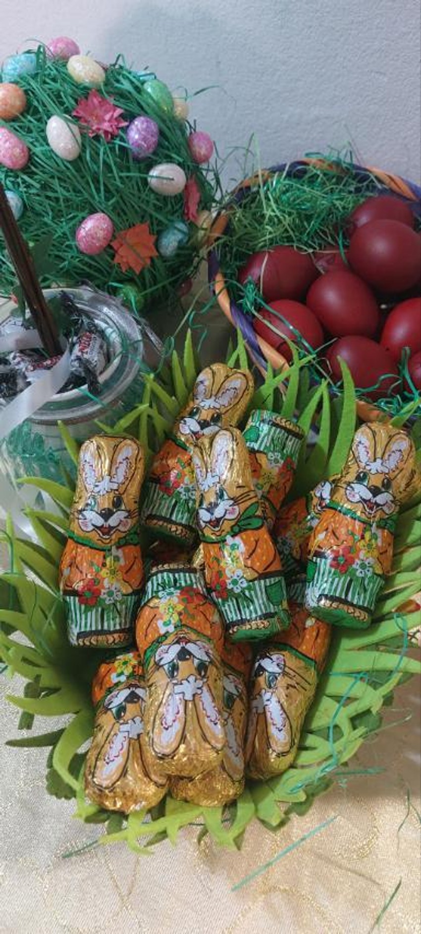 Složne komšije iz Niša i upravnik Miloš Stefanović podelili deci uskršnje poklone