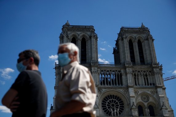 Otwarto dziedziniec katedry Notre Dame