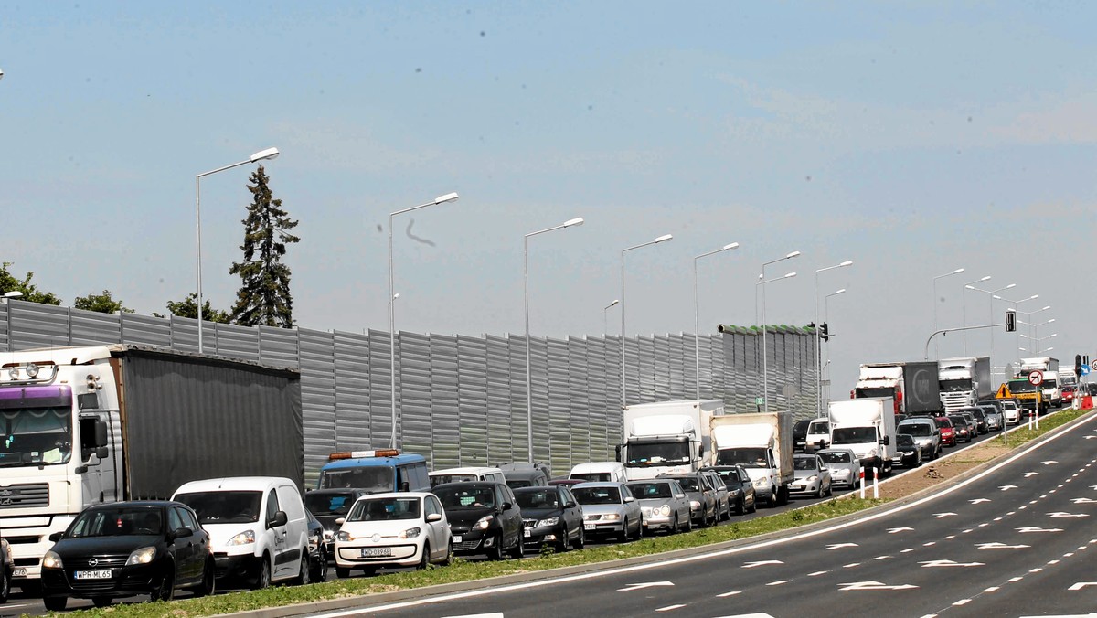 Ponad 45 minut oczekują kierowcy na punkcie poboru opłat na autostradzie A2 w Gołuskach przed Poznaniem – poinformowała rzeczniczka spółki Autostrada Eksploatacja Renata Rychlewska.