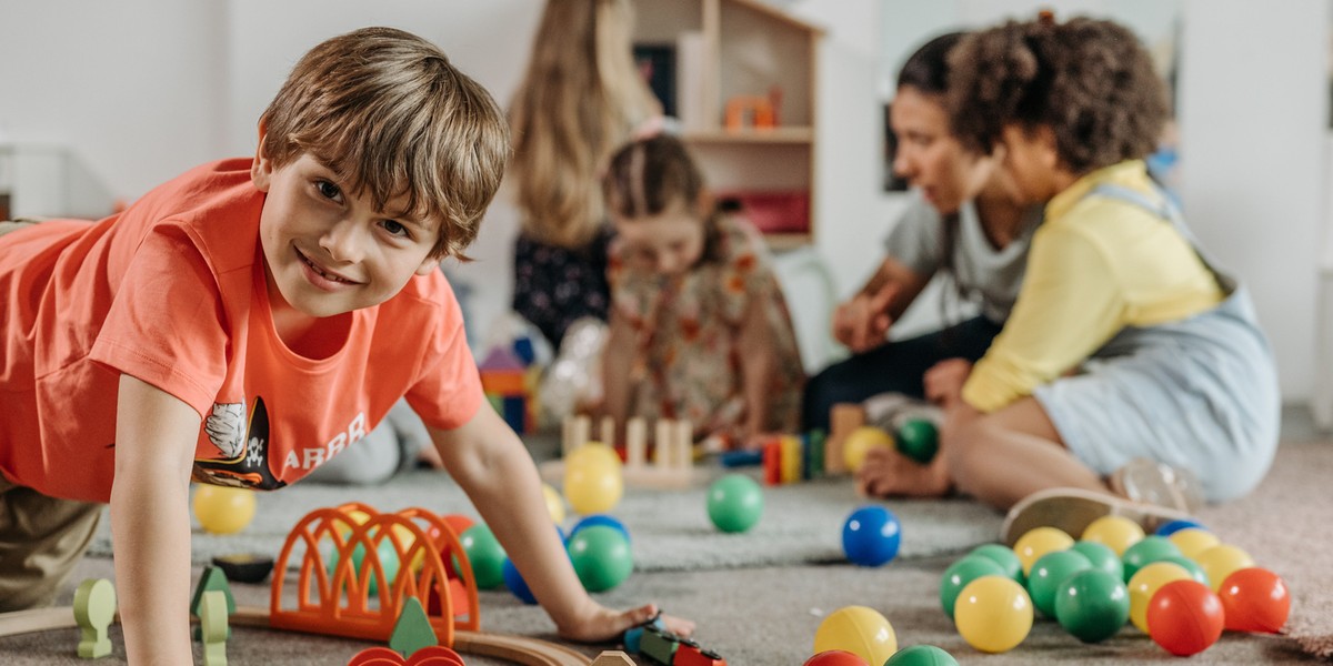 W ramach akcji #PKOdzieciom do placówek edukacyjnych trafi 1,5 tys. zestawów LifeVac, które z powodzeniem udrażniają drogi oddechowe osobom, które się krztuszą lub dławią