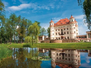 W tym XIII-wiecznym pałacu komuniści urządzili PGR. Dziś są tam m.in. restauracja i hotel.