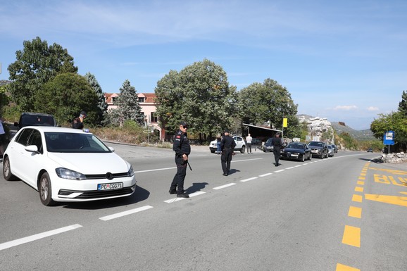 (UZNEMIRUJUĆI VIDEO) NA PEŠAČKOM PRELAZU "POKOSIO" MAJKU I BEBU U KOLICIMA! Jeziva saobraćajna nesreća u Ulcinju: Žena i dete odleteli nekoliko metara