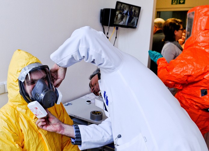 Pokaz kombinezonów ochronnych dla personelu szpitalnego