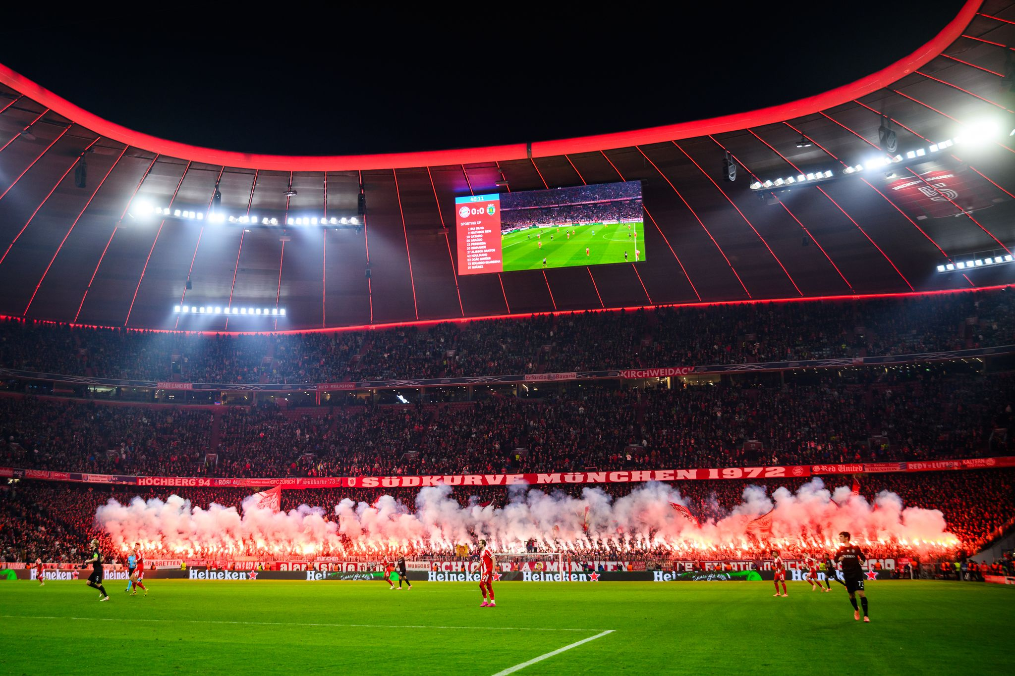 Nach Pyro-Skandalen: UEFA sperrt Bayern und Frankfurt die Fans aus