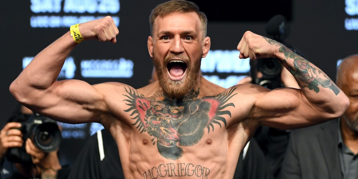 Conor McGregor, zawodnik UFC, podczas Pendulum Summit odebrał nagrodę z rąk Richarda Bransona